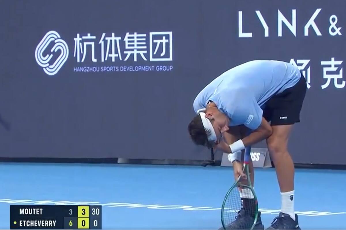 El lamento de Tomás Etcheverry tras lesionarse y abandonar ante Corentin Moutet en los cuartos de final del ATP chino de Hangzhou