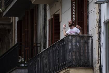 El lamento de un hombre asomado al balcón, en Barcelona