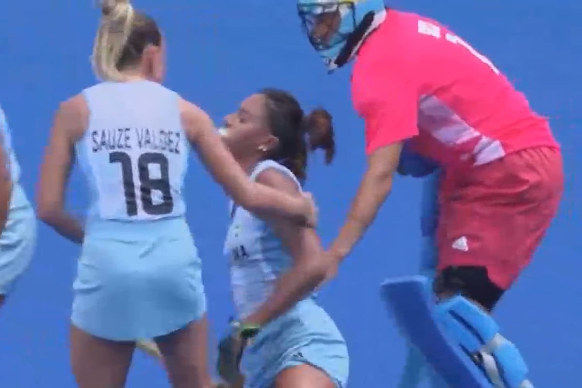 El lamento de Valentina Raposo luego de fallar un pase en el área y servirle el gol a Australia.