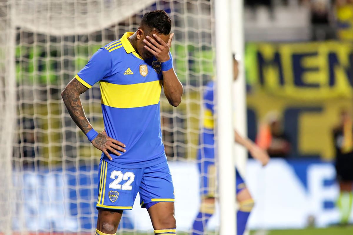 El lamento de Villa; el colombiano anotó el empate en los 90 minutos, pero le atajaron su penal en la definición desde los doce pasos