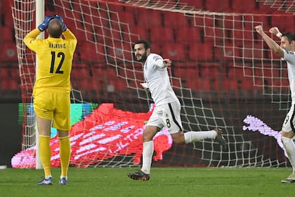 El lamento del arquero Rajokvic, mientras Emin Makhmudov (centro) celebra el gol de Azerbaiyán en Belgrado