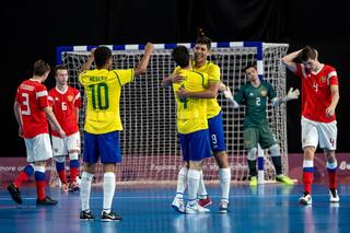 Un increíble gol en contra y otro de arco a arco en el futsal para Brasil