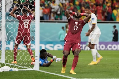 El lamento del qatarí Ismail Mohamad tras una brillante tapada del senegalés Edouard Mendy: por la segunda fecha del Grupo A, triunfaron los africanos
