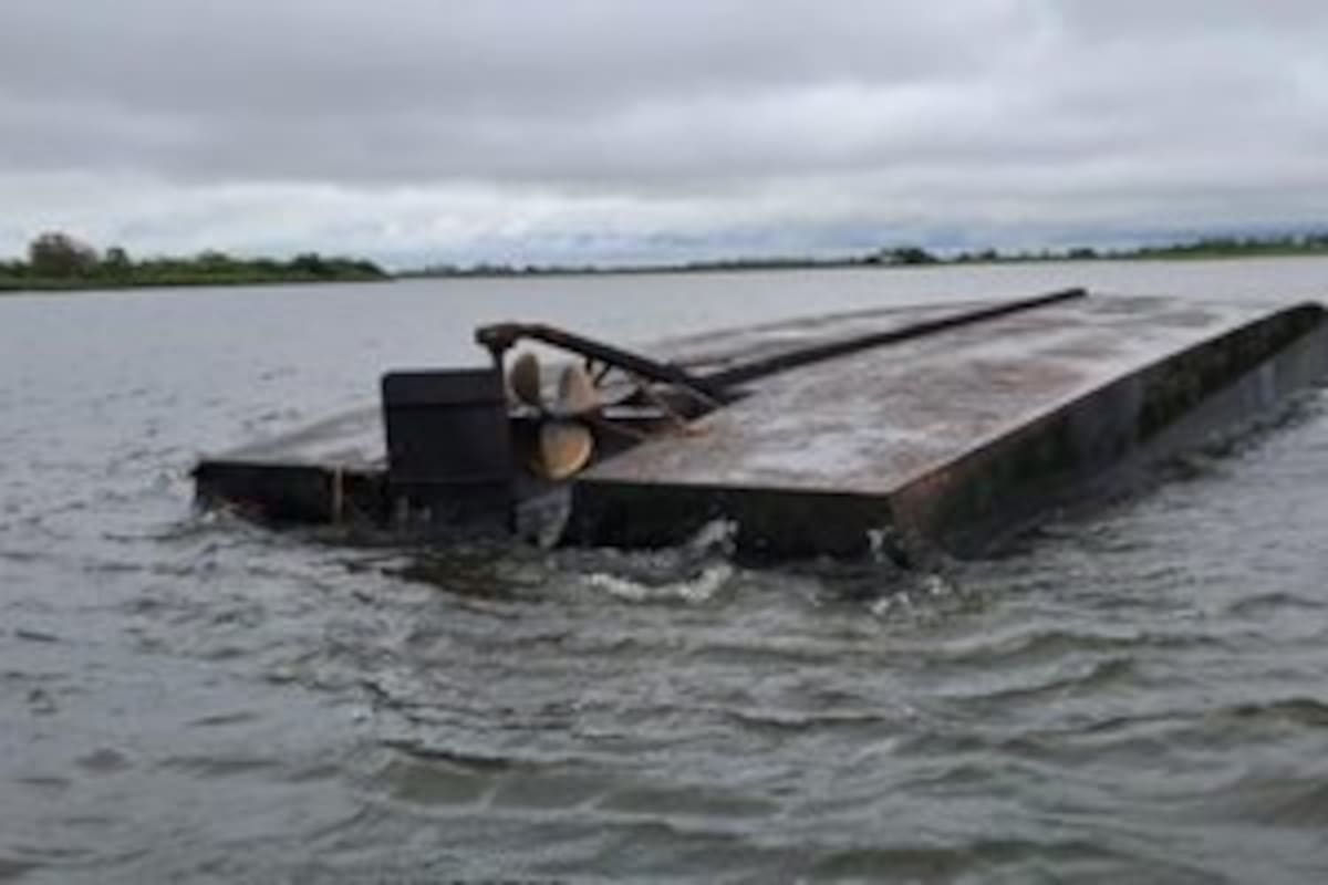 El lanchón dado vuelta en el río Paraná