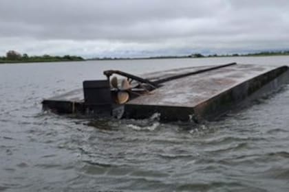 El lanchón dado vuelta en el río Paraná