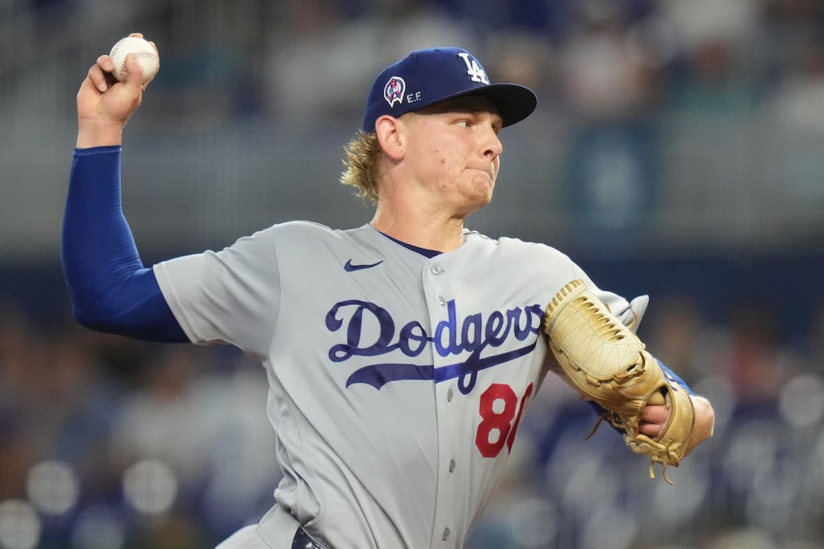 El lanzador abridor de los Dodgers de Los Ángeles, Emmet Sheehan, lanza durante la primera entrada d