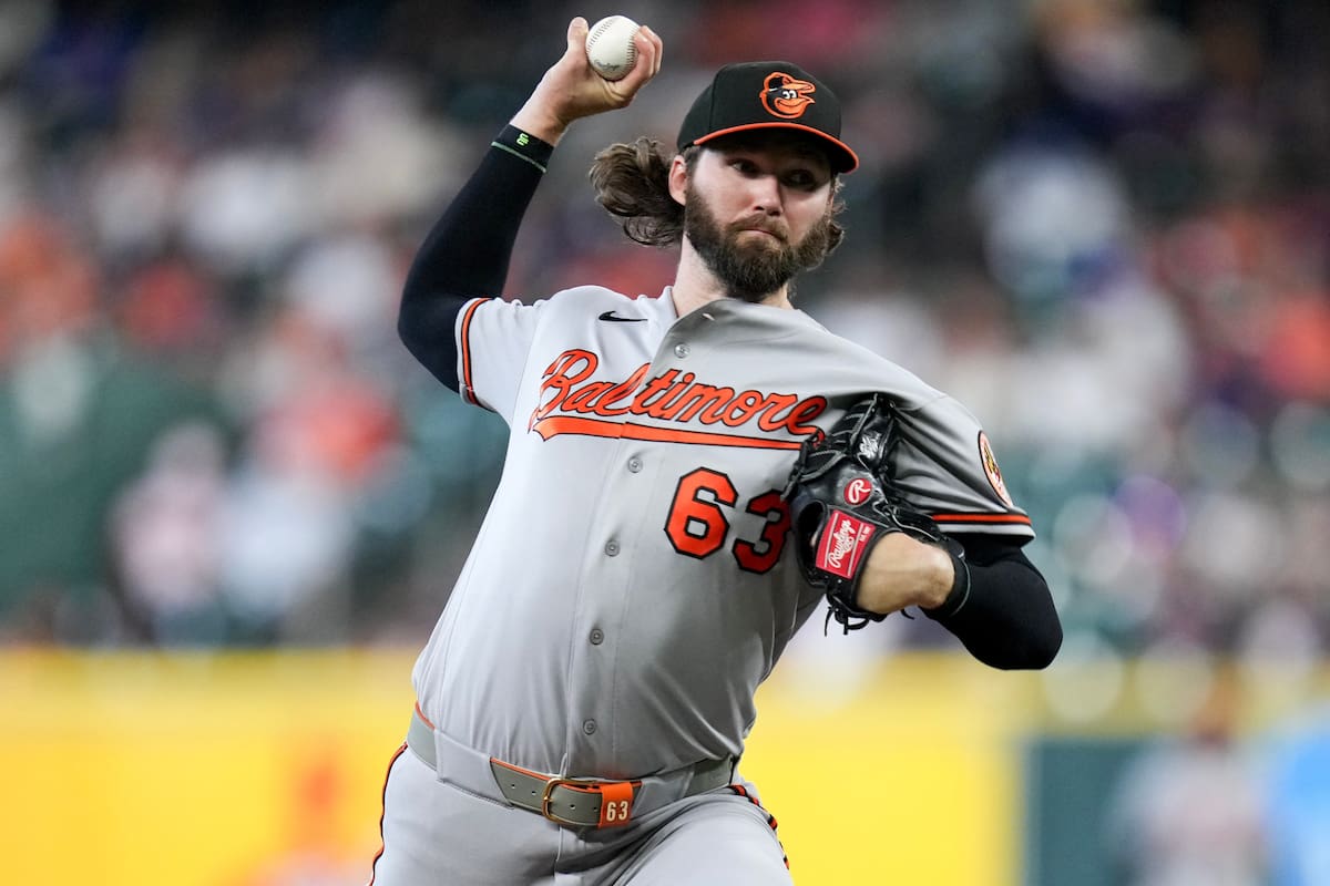 El lanzador abridor de los Orioles de Baltimore, Brandon Young, lanza ante los Astros de Houston dur