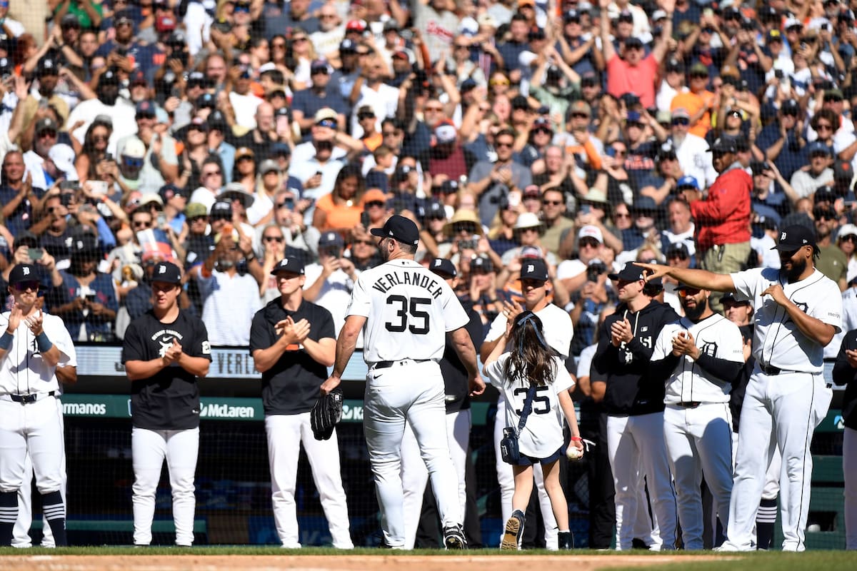 El lanzador abridor de los Tigres de Detroit, Justin Verlander (35), y su hija, Genevieve Verlander,