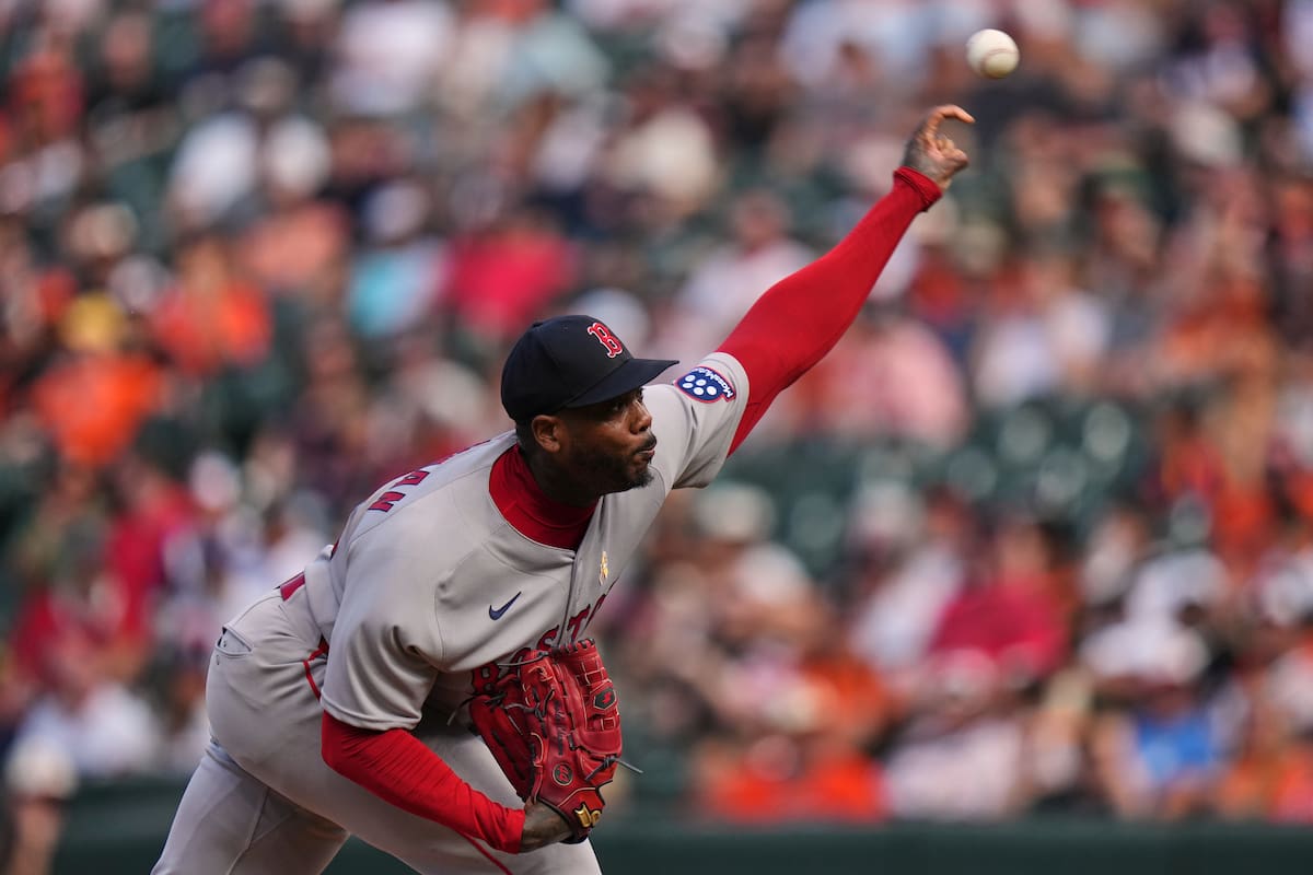 El lanzador cubano de los Medias Rojas de Boston, Aroldis Chapman realiza un lanzamiento durante la