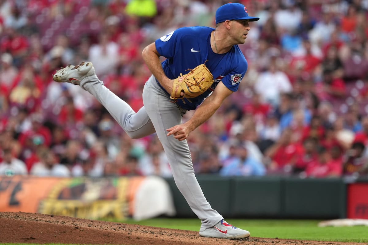 El lanzador de los Cachorros de Chicago, Matthew Boyd, completa su movimiento tras un lanzamiento du