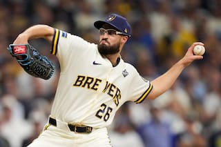 Aaron Ashby rompe récord de relevo sin carreras en playoffs con Cerveceros en extrainnings