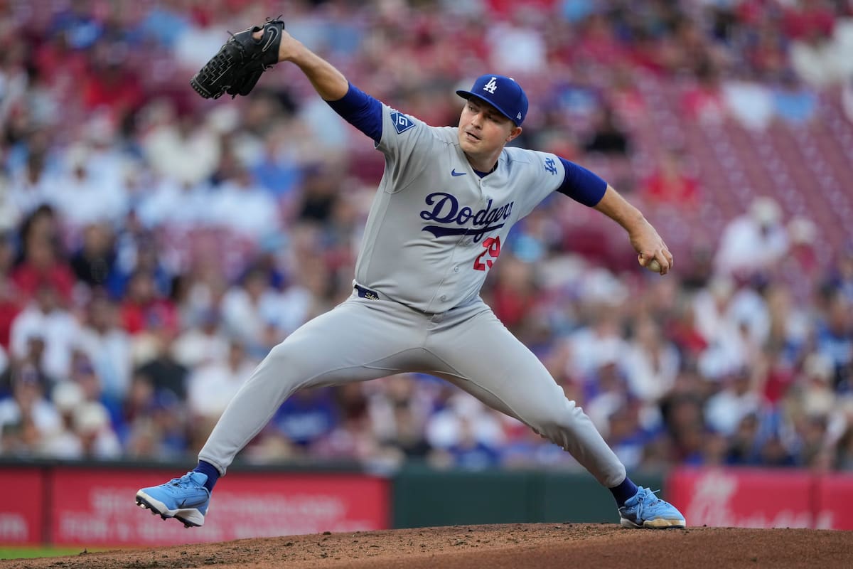 El lanzador de los Dodgers de Los Ángeles, Tarik Skubal, lanza durante la segunda entrada de un part