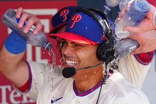 Luzardo poncha a 12 en su primera blanqueada y Schwarber jonronea en triunfo de Filis 1-0 ante Braves