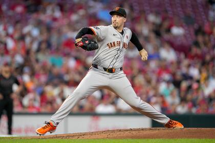 El lanzador de los Gigantes de San Francisco Blake Snell lanza en la segunda entrada del encuentro ante los Rojos de Cincinnati el viernes 2 de agosto del 2024. (AP Foto/Jeff Dean)