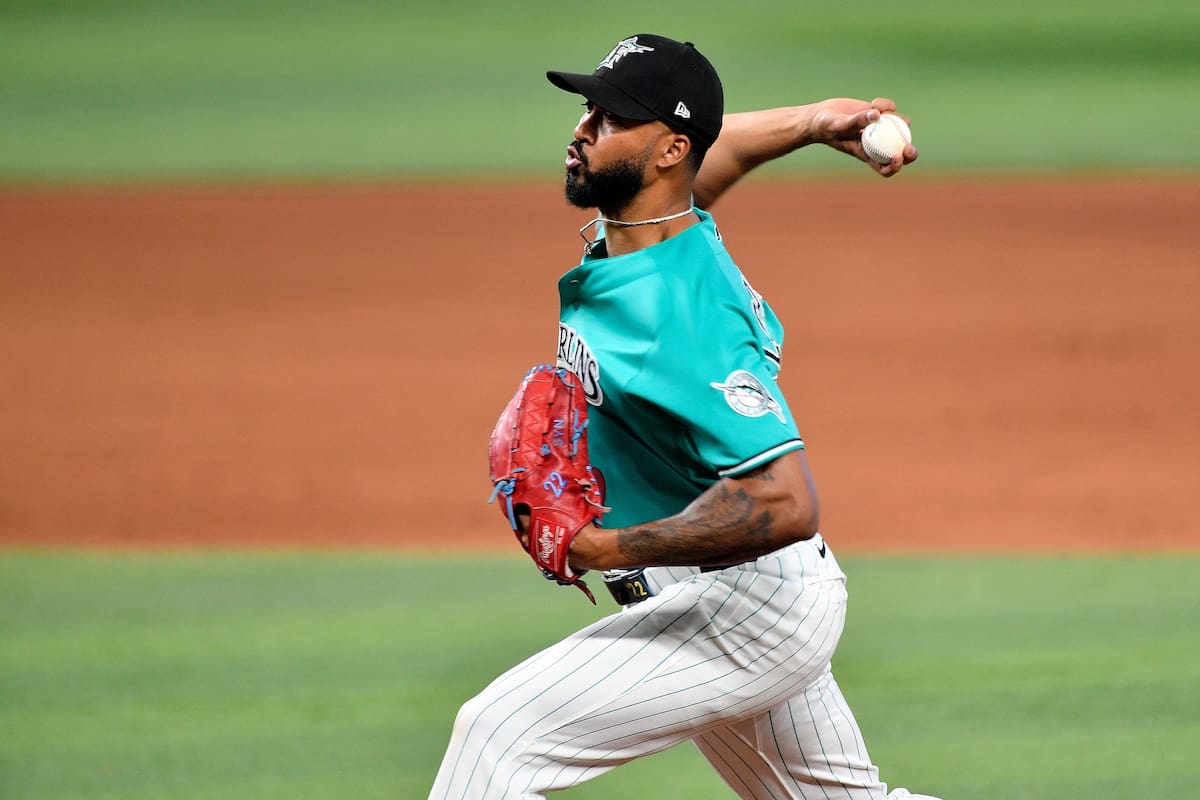 El lanzador de los Marlins de Miami, Sandy Alcántara, realiza un lanzamiento durante la novena entra