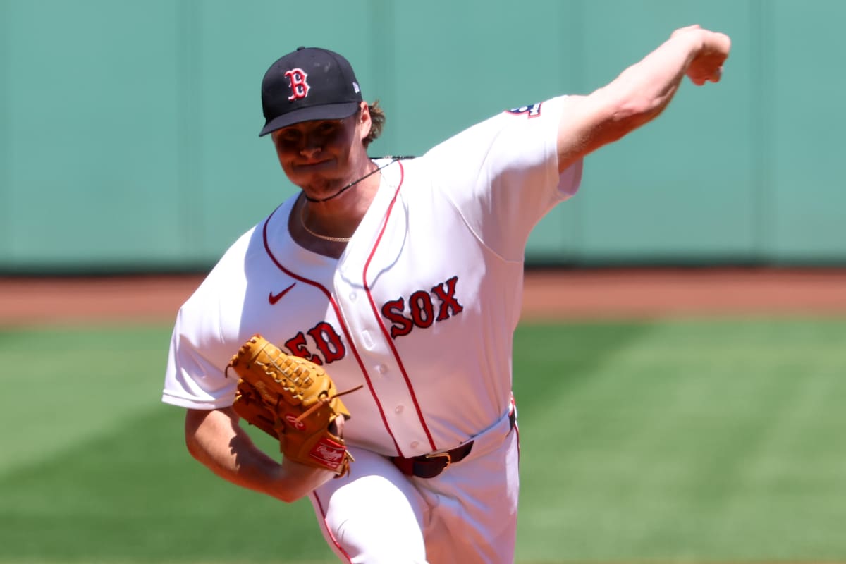 El lanzador de los Medias Rojas de Boston, Jake Bennett, realiza un lanzamiento durante la primera e