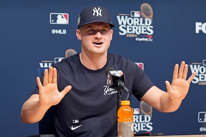 El lanzador de los Yankees de Nueva York, Clarke Schmidt responde a una pregunta durante la conferencia de prensa previo al Juego 2 de la Serie Mundial, el sábado 26 de octubre de 2024, en Los Ángeles. (AP Foto/Godofredo A. Vásquez)
