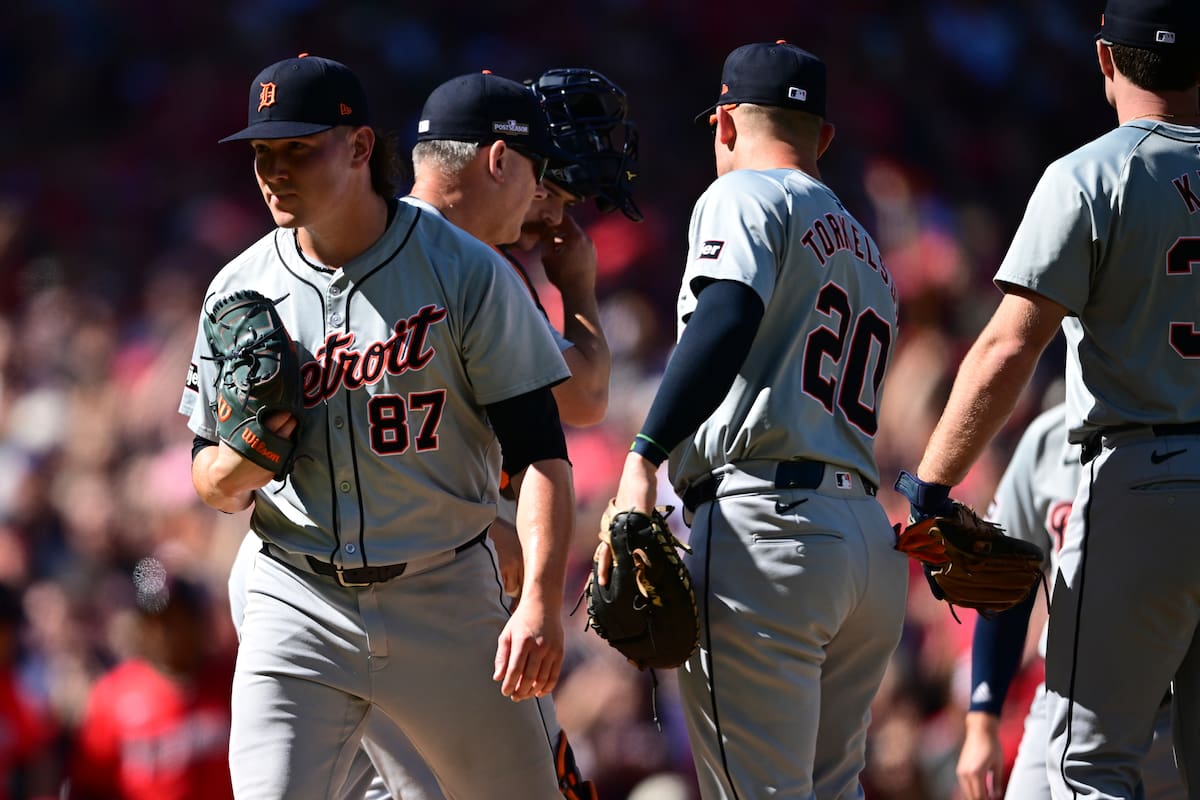 El lanzador relevista de los Tigres de Detroit, Tyler Holton (87), es sacado del juego en la primera entrada durante el Juego 1 de la Serie Divisional de la Liga Americana contra los Guardianes de Cleveland, el sábado 5 de octubre de 2024, en Cleveland. (AP Foto/David Dermer)