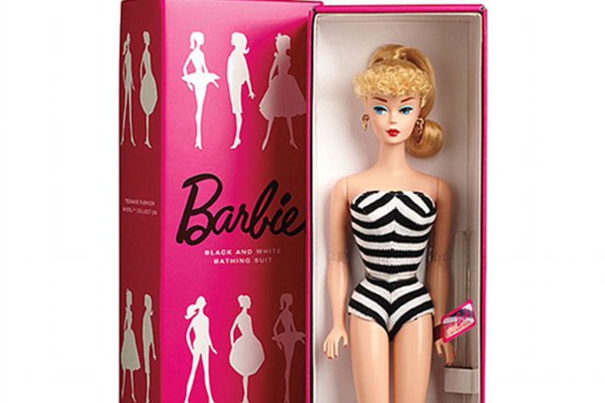 El lanzamiento de Barbie al mercado fue el 9 de marzo de 1959; el primer modelo medía 29 centímetros de altura y vestía un elegante traje de baño en blanco y negro