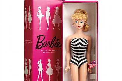 El lanzamiento de Barbie al mercado fue el 9 de marzo de 1959; el primer modelo medía 29 centímetros de altura y vestía un elegante traje de baño en blanco y negro