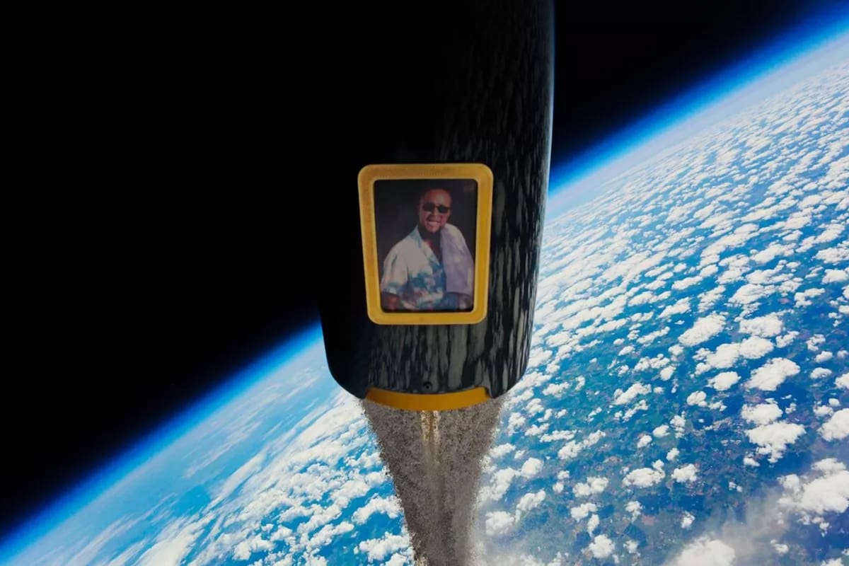 El lanzamiento de cenizas a la Tierra desde el espacio es muy emotivo