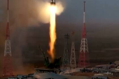 El lanzamiento de la nave espacial Soyuz lanzada desde Kazajstán hacia la EEI