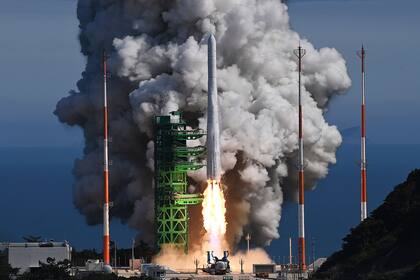 El lanzamiento del cohete Nurien en Goheung, Corea del Sur el 21 de junio del 2022.  (Korea Pool/Yonhap via AP)