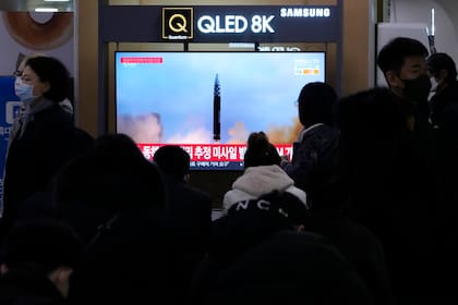 El lanzamiento del misil norcoreano, visto por televisión desde la estación de trenes de Seúl