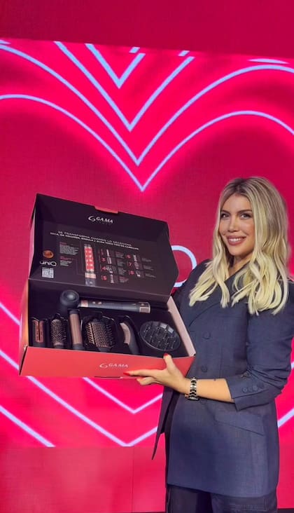 El lanzamiento llega en un contexto de gran expectativa, potenciado por el prelanzamiento con Wanda Nara, quien compartió contenido exclusivo en redes que rápidamente se volvió viral, posicionando al Multistyler UniQ como uno de los productos más comentados del momento.