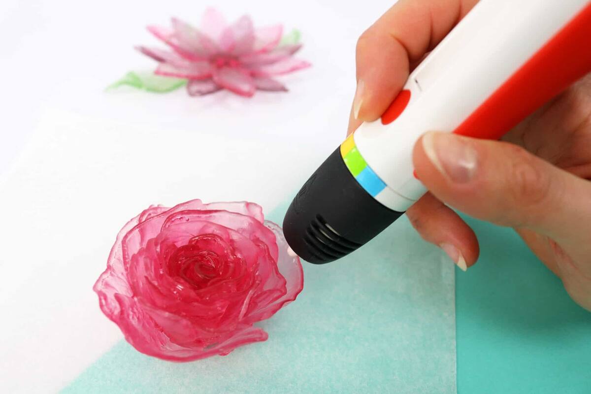 El lápiz de Polaroid derrite el caramelo y permite crear formas tridimensionales con él