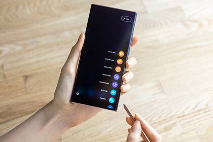 El lápiz permite dibujar en pantalla y el teléfono reconoce los trazos manuscritos, en el momento o más tarde