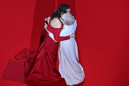 El largo abrazo entre Juliette Binoche, encargada de entregar el premio, y Meryl Streep, la gran agasajada de la noche