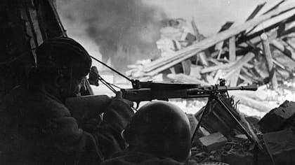 El largo asedio nazi a Stalingrado fue una de las batallas más sangrientas de toda la guerra. En la imagen, francotiradores soviéticos en una posición defensiva.