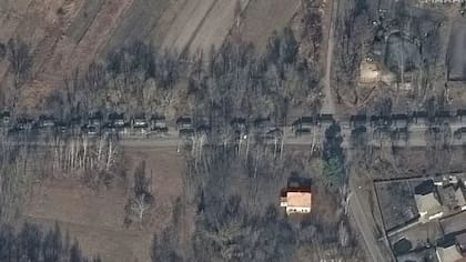 El largo convoy de tanques que amenazó la capital Kiev durante semanas tuvo que retirarse y reagruparse ante los problemas de logística y la resistencia ucraniana