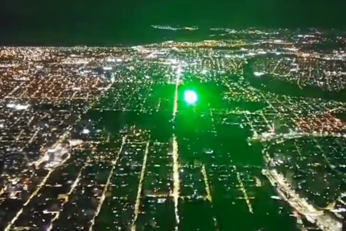 El láser de gran potencia irrumpió en la cabina del avión
