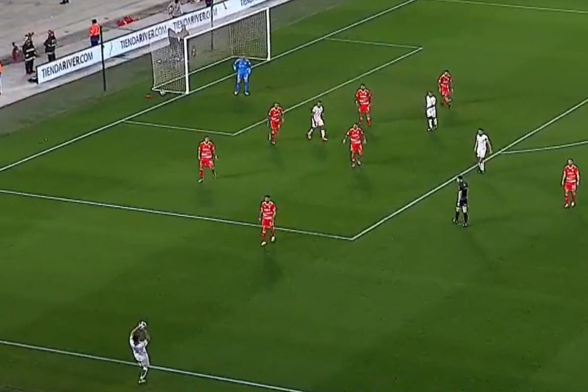 El lateral de Quiróz terminará en gol de Palacios, ante la pasividad defensiva de River