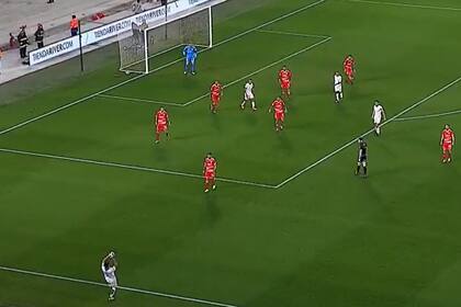 El lateral de Quiróz terminará en gol de Palacios, ante la pasividad defensiva de River