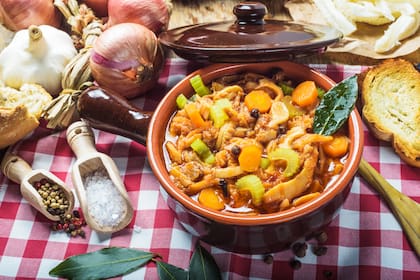 El laurel se suele usar en la preparación de un guiso o de una receta de cocción lenta