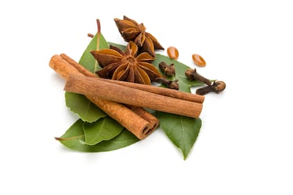 El laurel y la canela potencian la atracción de prosperidad y abundancia