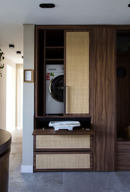 El lavadero se incorporó con ingenio y comodidad en un mueble de melamina (Faplac) al que se le sumó el material estrella del Estudio Línea Neta: la esterilla.