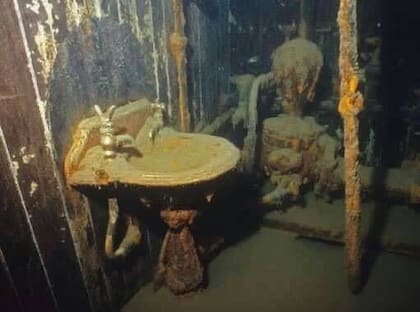 El lavamanos del baño con sus respectivas canillas