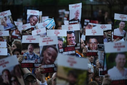 El lazo amarillo se convirtió en un emblema de esperanza y resistencia para quienes aún esperan noticias de sus seres queridos