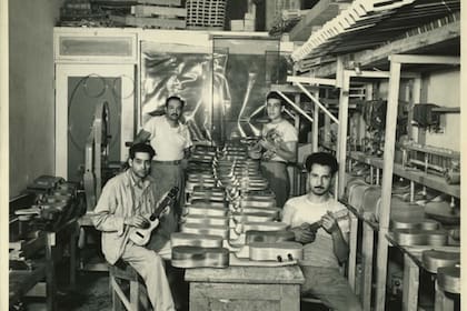 El legado familiar de Delgado inició en 1900, cuando su abuelo comenzó a fabricar guitarras junto a su hermano