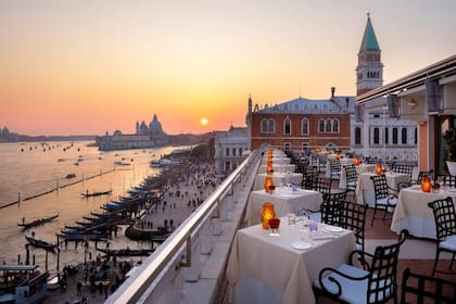 El legendario hotel con vistas a la laguna de Venecia fue sede de gobierno, residencia privada y esconde las mejores historias de la Serenissima