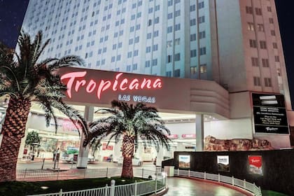 El legendario Tropicana Resort & Casino está ubicado entre las cuatro esquinas más populares del famoso Strip de Las Vegas