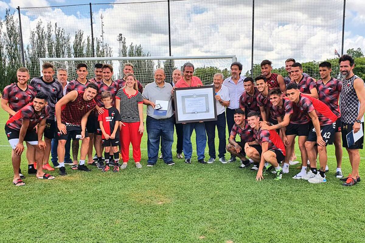 El legislador Busatto junto al plantel