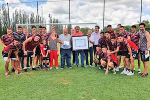 El legislador Busatto junto al plantel