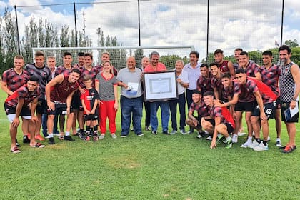 El legislador Busatto junto al plantel