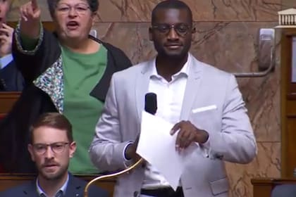 El legislador Carlos Martens Bilongo estaba dando un discurso cuando se escuchó el comentario racista