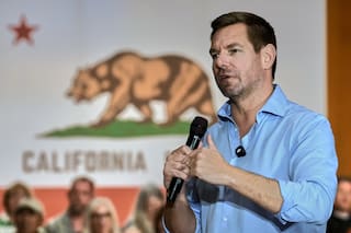 Agentes incautan dispositivos del exlegislador de California Eric Swalwell, denunciado por abuso